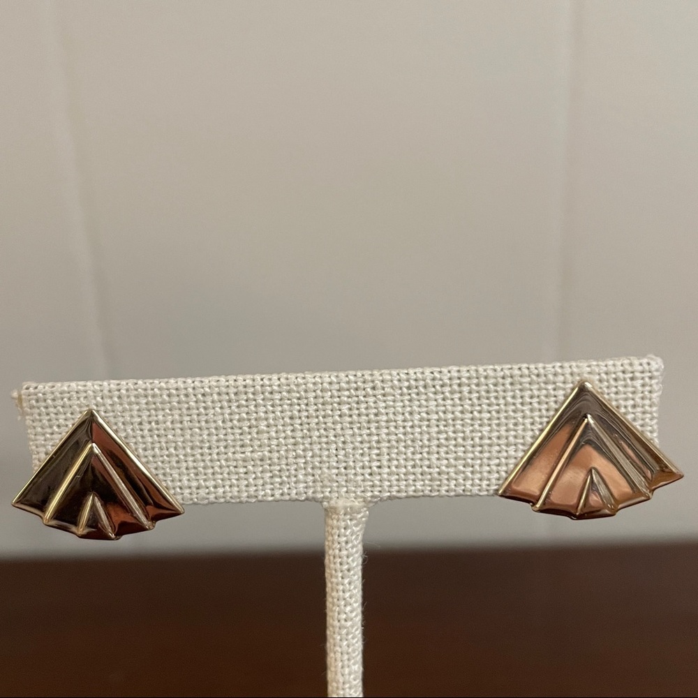 Vintage gold tone stud earrings. Unique and stunning design.